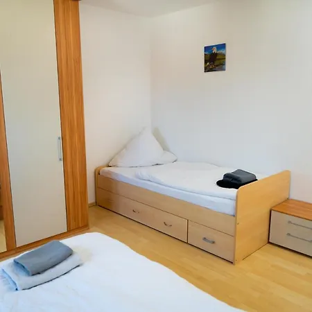 Appartamento 153 M² Haus Mit 6 Schlafzimmern Fuer 12 Persoen Nieder-Saulheim